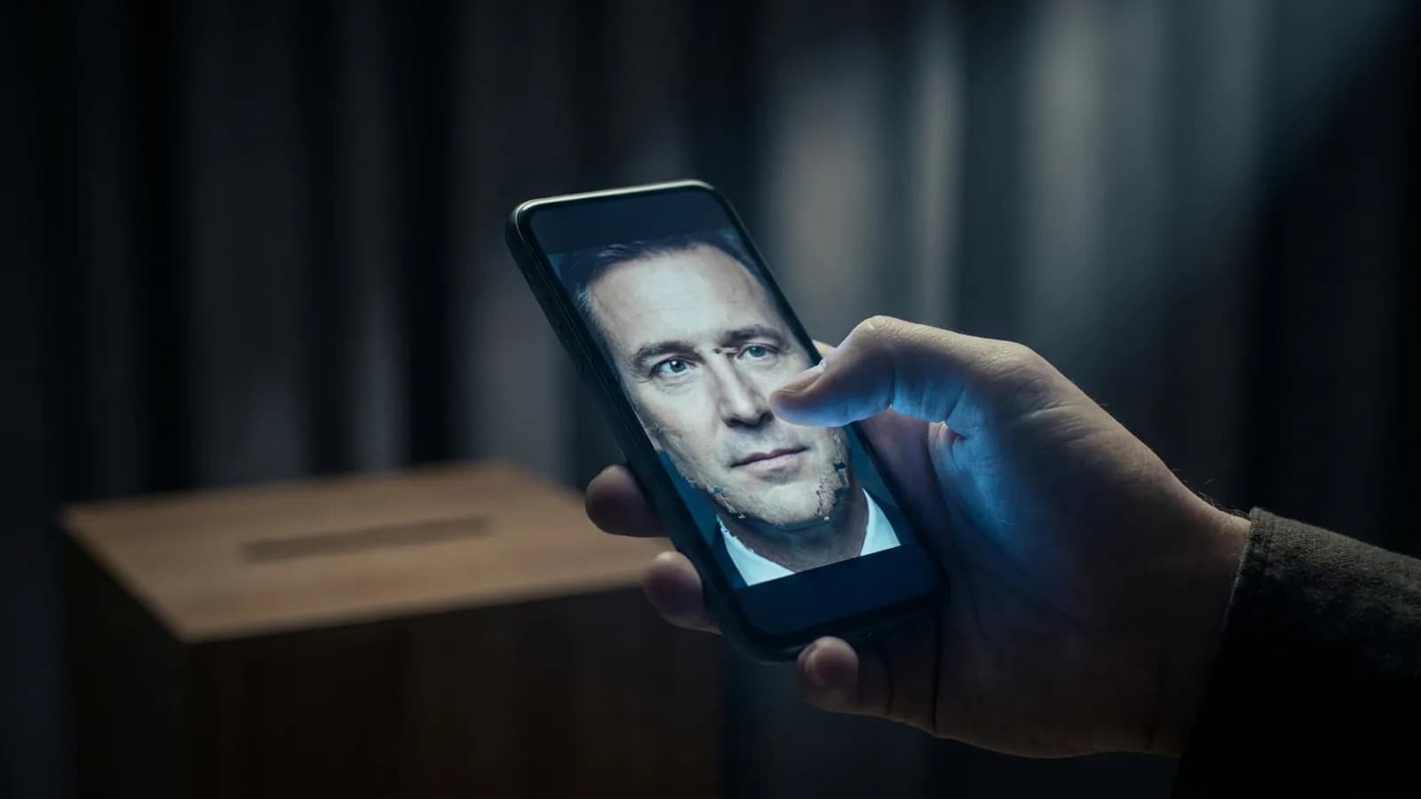 Mãos segurando um smartphone com um vídeo distorcido de um político, com ícones de IA e urna eletrônica ao fundo, simbolizando deepfakes eleitorais.