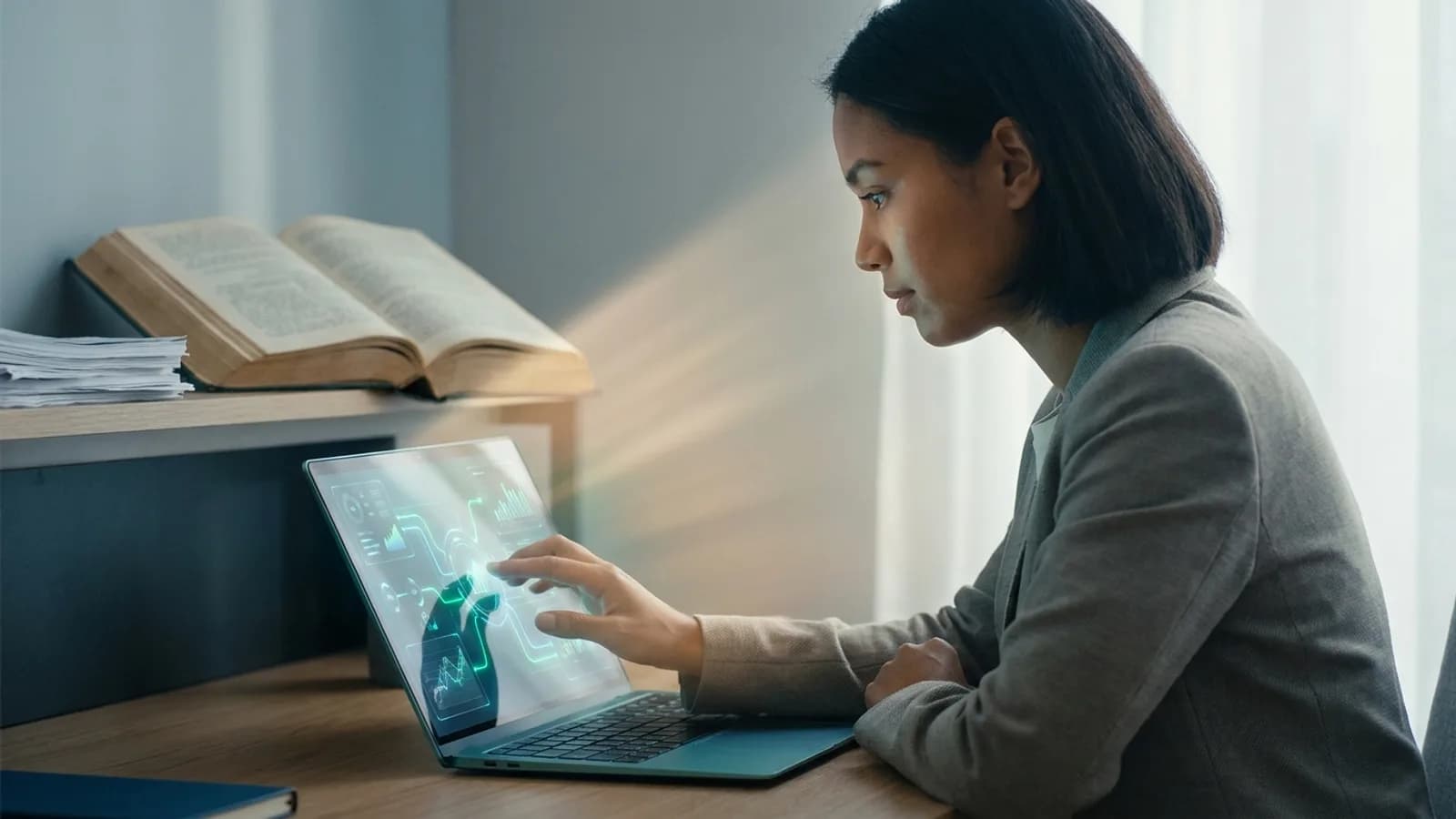 Pessoa estudando para a prova da CPA da ANBIMA com inteligência artificial, utilizando um computador e anotações financeiras.