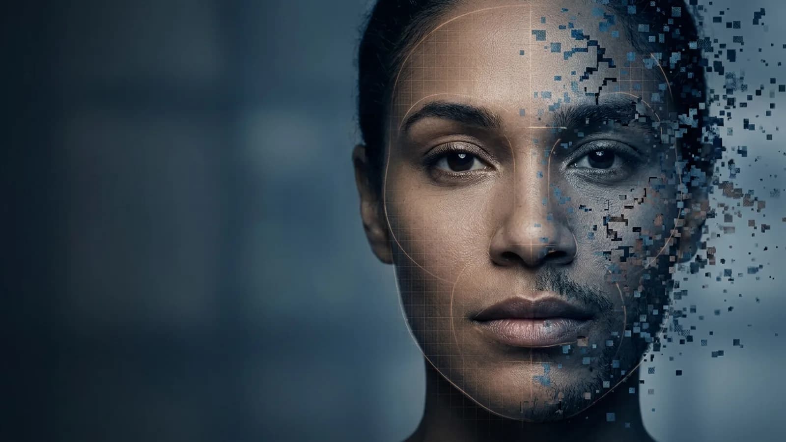 Rosto humano com elementos digitais e binários sobrepostos, representando a manipulação por IA, deepfakes e o direito de imagem.